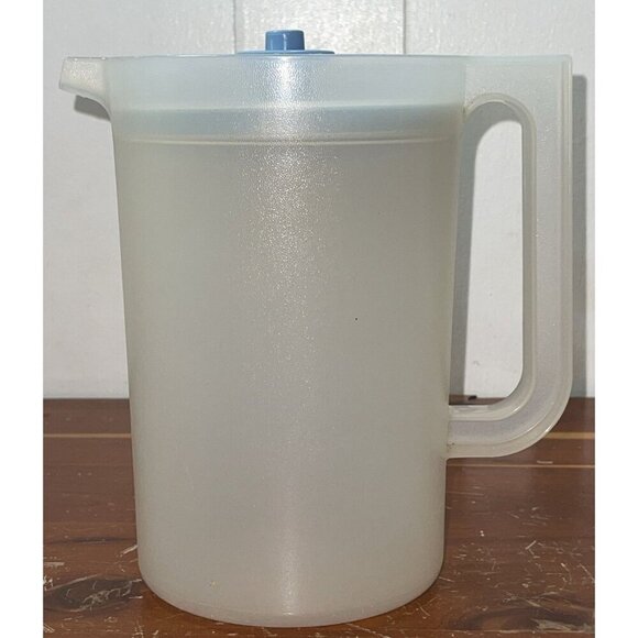 Tupperware Pitcher Vintage 1676-6 Blue Clean Push Button Seal USA 2 Quarts - Picture 1 of 16